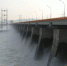 Уровень воды в Волге поднялся выше нормы на 2,5 метра. 

 Вода ниже по течению от плотины поднялась до 31,5 метров. Это значение стало рекордным за всю историю наблюдений. Глубина реки в акватории Жигулевского моря составляет 53,3 метра. Два года назад - TltOnline.Ru