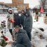Хрящевцы несут цветы к стихийному мемориалу - Газета Ставрополь-на-Волге
