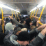 В самарском автобусе № 67 спасли девушку. Она задыхалась во время утренней давки — фото - Тольятти.Ru