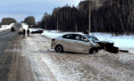 После столкновения один из автомобилей перевернулся