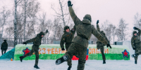 Так защитники Отечества радуются, когда получают поздравления с профессиональным праздником | Источник: Елена Латыпова / NGS55.RU - Тольятти.Ru