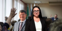 Юлия Маслакова после скандальных выборов продолжает спокойно работать в мэрии под началом своего оппонента | Источник: пресс-служба администрации Берёзовского; Юлия Квачева; Филипп Сапегин / E1.RU - Тольятти.Ru
