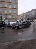 Автомобили собрало в гармошку | Источник: Московский район, Санкт-Петербург / «ВКонтакте»