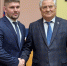 Нового главу района поздравил спикер губдумы Геннадий Котельников (справа) | Источник: администрация Волжского района - Тольятти.Ru