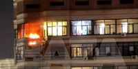 На кадрах видно языки пламени, выбивающиеся из окна | Источник: bazabazon / Telegram - Тольятти.Ru
