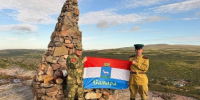 (видео) Ветераны погранвойск подняли флаг Самары на вершину хребта Муста-Тунтури - TltGorod.Ru