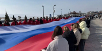 Молодёжь Тольятти вышла на набережную с гигантским флагом России - ТК ТОЛЬЯТТИ 24