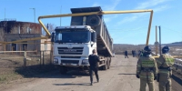 Грузовой автомобиль SHACMAN повредил кузовом газопровод - TltGorod.Ru