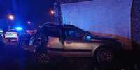 В Тольятти Lada Granta врезалась в световую опору и дом, три человека пострадали - Волга Ньюс Тольятти