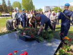 Под звуки оркестра к мемориалу возложили цветы
